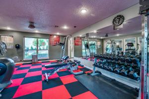 Fitness centrum a/nebo fitness zařízení v ubytování OU Sooner, Pool & Gym, BBQ, Netflix, 100mb Internet, LG Washer & Dryer, Close to OU!