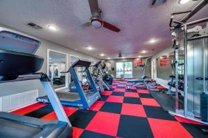 Fitness centrum a/nebo fitness zařízení v ubytování OU Sooner, Pool & Gym, BBQ, Netflix, 100mb Internet, LG Washer & Dryer, Close to OU!