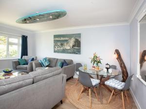 sala de estar con sofá y mesa en Oceans, en Poundstock