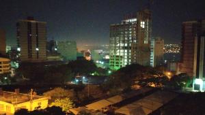 Vista generica su Ciudad del Este o vista sulla città dall'interno dell'appartamento