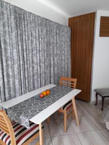 une table avec des oranges dans une pièce dans l'établissement Monseñor Fagnano 592 "6", à Ushuaia
