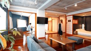 琉球モダン宿りゅうだんにあるテレビまたはエンターテインメントセンター