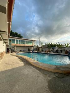 una gran piscina frente a un edificio en RedDoorz @ Piamonte Apartelle Santo Tomas Batangas, en Santo Tomás