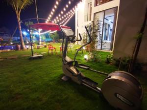 un golf cart parcheggiato in un cortile di notte di Hannah Villa Ba Vi - Venuestay a Ba Vì