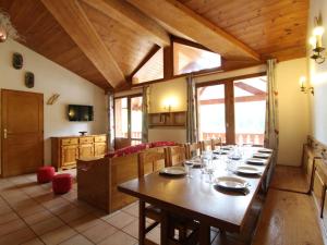 a large dining room with a long table and chairs at Appartement Duplex 10-12 Pers. avec Balcon, à 20m des Pistes - Val Cenis - FR-1-508-69 in Lanslevillard
