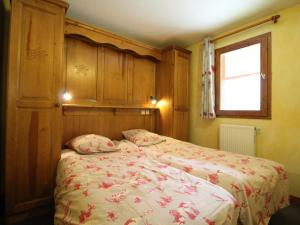 a bedroom with a bed and a window at Appartement Lanslevillard, 5 pièces, 12 personnes - FR-1-508-69 in Lanslevillard