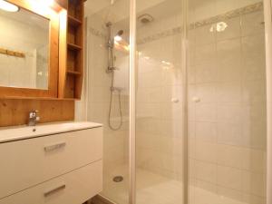 a bathroom with a shower and a sink at Appartement Lanslevillard, 5 pièces, 12 personnes - FR-1-508-69 in Lanslevillard