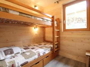 a bedroom with bunk beds in a log cabin at Appartement Lanslebourg-Mont-Cenis, 4 pièces, 8 personnes - FR-1-508-38 in Lanslebourg-Mont-Cenis