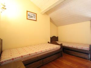 een slaapkamer met 2 bedden in een kamer bij Appartement Lanslebourg-Mont-Cenis, 4 pièces, 10 personnes - FR-1-508-43 in Lanslebourg-Mont-Cenis