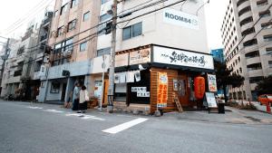 那覇市にある琉球モダン宿りゅうだんの街の角にある建物