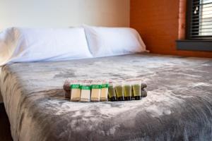 un grupo de cuatro botellas en una cama en NY Style Centric Loft with King Bed by Park ave en Rochester