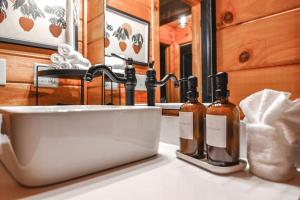 Phòng tắm tại Peaceful nature getaway- with HOT TUB & fire pit +24 ảnh