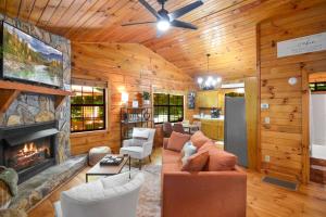 Nhà bếp/bếp nhỏ tại Peaceful nature getaway- with HOT TUB & fire pit