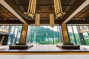 Habitación grande con ventana grande con vistas. en Grand Blissen Hotel Jozankei en Jozankei