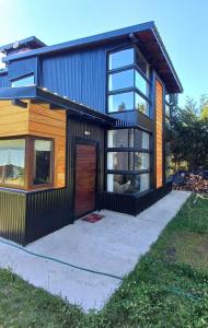 una casa con una puerta grande y un patio en Casa Mora en San Carlos de Bariloche