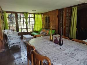 una sala de estar con una mesa con jarrones. en Hermosa Casa Pileta Exclusiva Zona Residencial Gastronómica Parque de la ciudad de San Rafael en San Rafael