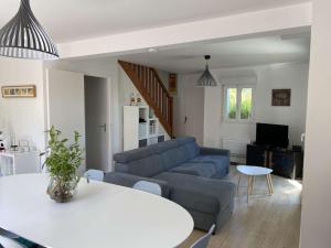 uma sala de estar com um sofá e uma mesa em Maison Bénodet, 4 pièces, 8 personnes - FR-1-481-126 em Bénodet