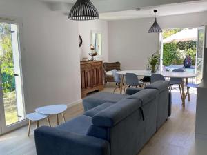 - un salon avec un canapé bleu et une table dans l'établissement Maison Bénodet, 4 pièces, 8 personnes - FR-1-481-126, à Bénodet