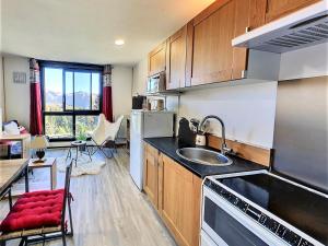 una cucina con un lavello e un piano di lavoro di Studio rénové au centre, près ESF - FR-1-267-243 a Villarembert