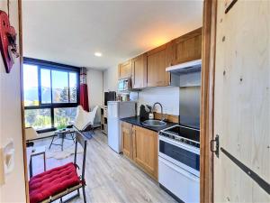 una piccola cucina con lavello e frigorifero di Studio rénové au centre, près ESF - FR-1-267-243 a Villarembert Altre 8 foto