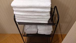 un toallero con toallas blancas. en Kawachi no Yado - Vacation STAY 41785v, en Kawachinagano