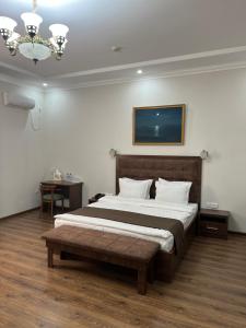 Ένα ή περισσότερα κρεβάτια σε δωμάτιο στο Grand Shirin Palace Bux