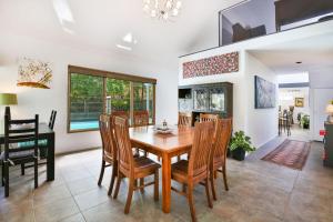 TV o dispositivi per l'intrattenimento presso Grey Gables - Pet Friendly with Fireplace, Pool, Spa & Sauna