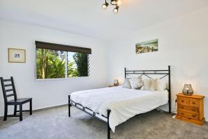 Letto o letti in una camera di Grey Gables - Pet Friendly with Fireplace, Pool, Spa & Sauna