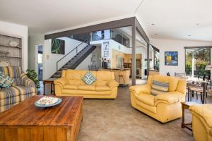 Area soggiorno di Grey Gables - Pet Friendly with Fireplace, Pool, Spa & Sauna