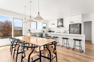 cocina con mesa de madera y sillas en Seacrest Haven, en Cowes