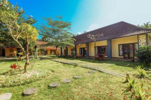 een huis met een tuin ervoor bij Grand Ball Beach Garden in Nusa Penida