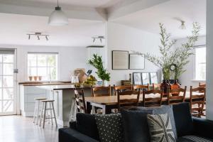 a kitchen and living room with a table and chairs at Piccadilly House Daylesford in Daylesford