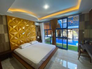 DarmasabaAnny Guesthouse by ecommerceloka的一间带床和大窗户的卧室