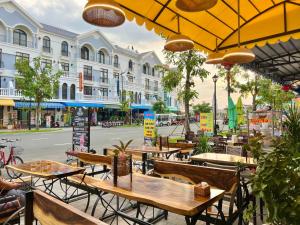 an outdoor cafe with tables and chairs on a city street at BISTRO HOTEL Grand World Phú Quốc in Phú Quốc