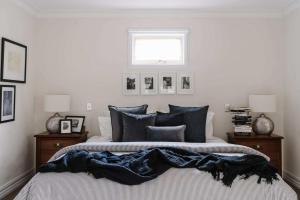 デイルスフォードにあるThe Garden House Daylesfordのベッドルーム1室(青い枕のベッド1台、窓付)