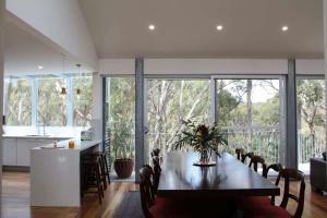a kitchen and dining room with a table and chairs at The Bird House - Hepburn Springs Daylesford in Hepburn Springs