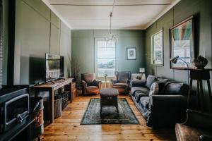 デイルスフォードにあるThe Green Door Daylesfordのソファとテーブルのあるリビングルーム