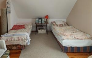 1 dormitorio con 2 camas individuales y mesita de noche en 2 Bedroom Beautiful Home In Dominikowo, en Dominikowo