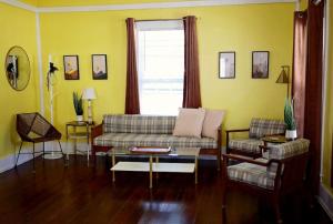 Uma área de estar em Cozy Victorian in the Center of downtown Morganton (Dog Friendly!)