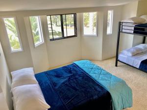 1 dormitorio con 2 literas y ventanas en Modern & Cozy Gem ~ Walk to the Beach ~ Queen Beds, en Carpinteria