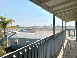 un balcón de una casa con vistas a la playa en Modern & Cozy Gem ~ Walk to the Beach ~ Queen Beds, en Carpinteria