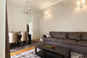 un soggiorno con divano e tavolo di ALTIDO Downtown Blue Apartments a Lisbona