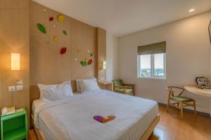 Postel nebo postele na pokoji v ubytování Ascent Hotel & Cafe Malang