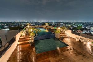 Bazén v ubytování Ascent Hotel & Cafe Malang nebo v jeho okolí