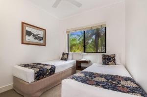 莫羅拉巴海濱的住宿－米拉查那酒店，客房设有两张床和窗户。