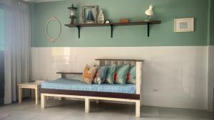 een bed met kussens in een kamer bij Island House Rentals 40 in Ko Samed