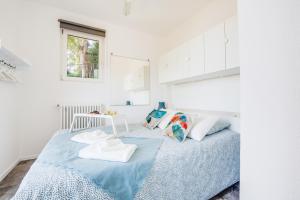 a white room with a bed and a window at Lugano Vista Lago, Jacuzzi, Montagna a 5 stelle in Aldesago