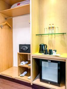 Kuhinja ili čajna kuhinja u objektu Tamarin Hotel Jakarta manage by Vib Hospitality Management