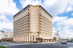 a tall building on the corner of a street at Hotel JAL City Haneda Tokyo in Tokyo