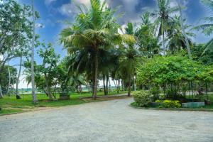 un aparcamiento con palmeras en un parque en Lake Edge Holiday Inn, en Tissamaharama